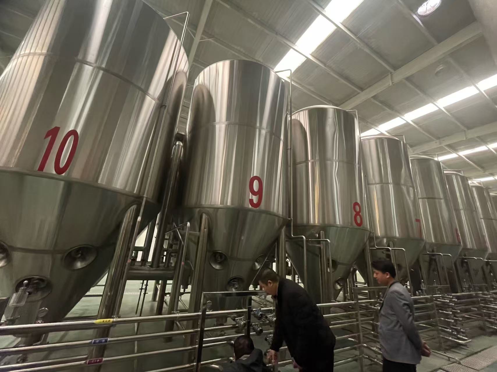 固安精酿啤酒设备厂—平面布置、设备设计、制造、调试、培训等一条龙服务